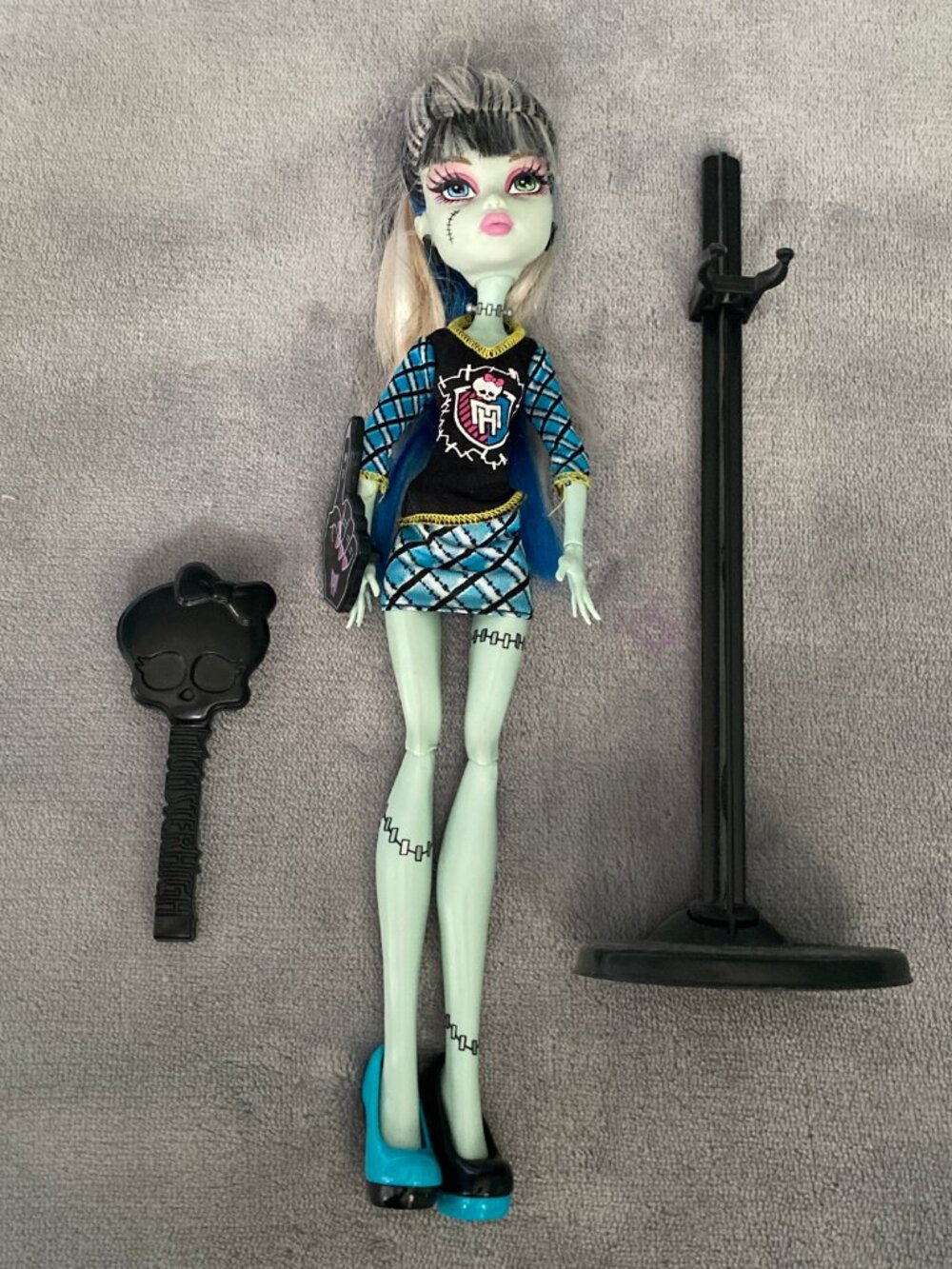 Monster High Ghoul Spirit Pep Rally Frankie Stein Doll Mattel Stand